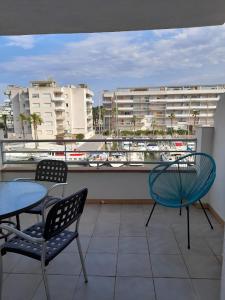 A balcony or terrace at Appartement lumineux sur les canaux