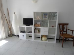 A television and/or entertainment centre at Appartement lumineux sur les canaux
