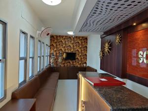 Hotel Soneva Inn的电视和/或娱乐中心