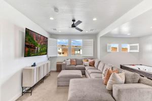 ein Wohnzimmer mit Sofa und Fernseher in der Unterkunft Paseos 1213 Brand New Home, Private Hot Tub, BBQ Grill, Ping Pong, Air Hockey, and More! in Washington