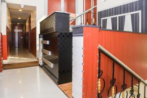 eine Treppe in einem Gebäude mit einem roten und schwarzen Geländer in der Unterkunft OYO Hotel Executive Inn in Agartala