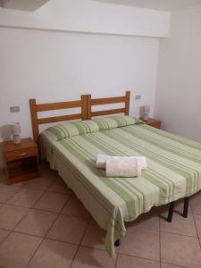 Un dormitorio con una cama con dos toallas encima. en Casa Roberto, en Arzachena