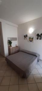 Un dormitorio con una cama grande en una habitación. en Casa Roberto, en Arzachena