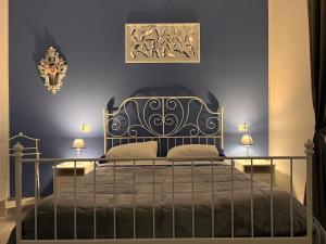 A bed or beds in a room at Vico Longo 25 - Ensuit flat in the heart of Naples