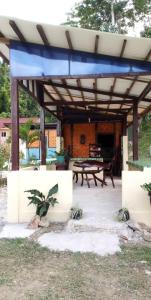 pawilon ze stołem piknikowym na dziedzińcu w obiekcie Tentstar Eco Resort w mieście San Vicente