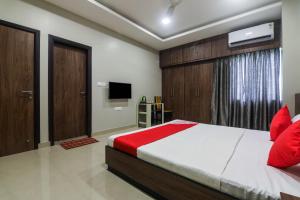 Ein Bett oder Betten in einem Zimmer der Unterkunft OYO Padmarag Residency