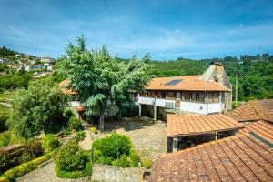 une vue aérienne sur une maison avec des toits dans l'établissement Casa da Guarda de Fora, à Paredes
