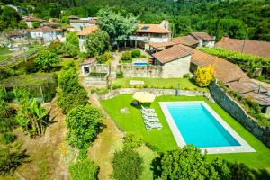 an aerial view of a house with a swimming pool at Casa da Guarda de Fora in Paredes