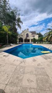 una gran piscina frente a una casa en Casa Necha en Vaqueros