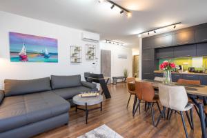Posezení v ubytování LakeView Apartment 305 Beachfront