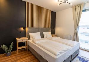 Postel nebo postele na pokoji v ubytování LakeView Apartment 305 Beachfront