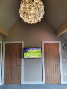 TV a/nebo společenská místnost v ubytování Maple Cottage B&B