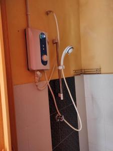 una doccia in bagno con telefono a parete di Draii Chalet 