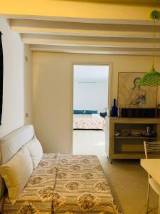 - une chambre avec un lit et une vue sur une pièce dans l'établissement Antico Fiore Apartments, à Venise