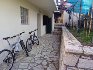 two bikes parked on the side of a house at Καταφύγιο in Vytina