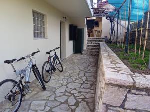 dwa rowery zaparkowane na boku domu w obiekcie Καταφύγιο w mieście Vytina