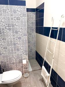 A bathroom at Vico Longo 25 - Ensuit flat in the heart of Naples