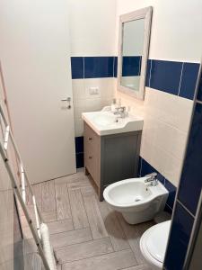 A bathroom at Vico Longo 25 - Ensuit flat in the heart of Naples
