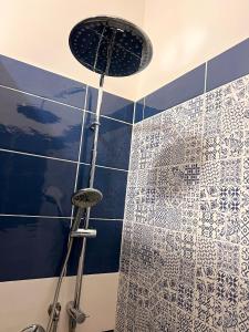 A bathroom at Vico Longo 25 - Ensuit flat in the heart of Naples