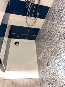 A bathroom at Vico Longo 25 - Ensuit flat in the heart of Naples