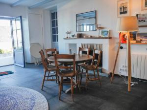 Kuchyňa alebo kuchynka v ubytovaní Villa contemporaine avec vue mer à Sauzon - FR-1-418-201