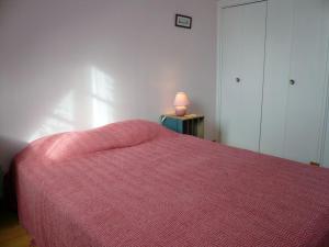 - une chambre avec un lit et une couverture rose dans l'établissement Maison Le Palais, 3 pièces, 3 personnes - FR-1-418-221, au Palais