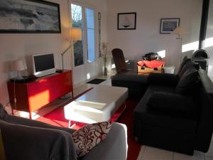 a living room with a couch and a tv at Maison Sauzon, 3 pièces, 4 personnes - FR-1-418-212 in Sauzon