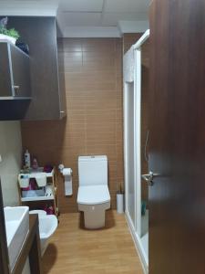 a bathroom with a toilet and a sink at vista al mar Habitacion en apartamento compartido in Moraira