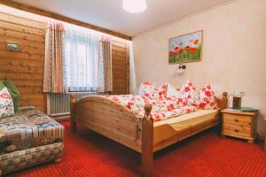 BirnbergにあるPichlerhof Sommmercard - Urlaub am Bauernhofのベッドルーム1室(大型ベッド1台、赤い枕付)