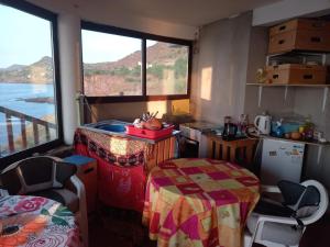 una cocina con fregadero y ventana en Casa Fabrice, en Ribeira da Prata