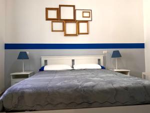 A bed or beds in a room at Vico Longo 25 - Ensuit flat in the heart of Naples