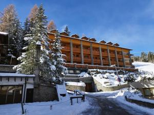 ein Gebäude im Schnee mit einer Straße davor in der Unterkunft Residence Regina delle Alpi in Santa Caterina Valfurva