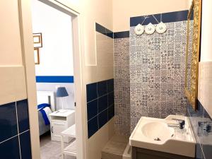A bathroom at Vico Longo 25 - Ensuit flat in the heart of Naples