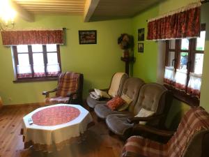 Część wypoczynkowa w obiekcie Leśniczówka domek sauna jeziorko w lesie na wyłączność
