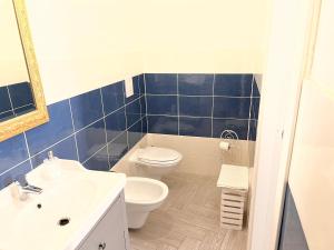 A bathroom at Vico Longo 25 - Ensuit flat in the heart of Naples