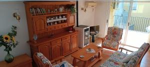 una sala de estar con un gran centro de entretenimiento de madera en Casa Dolors, en Ossó de Sió