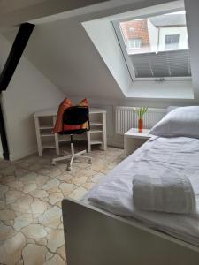 sypialnia z łóżkiem, biurkiem i oknem w obiekcie Stadthaus nahe Fußgängerzone w mieście Hagen