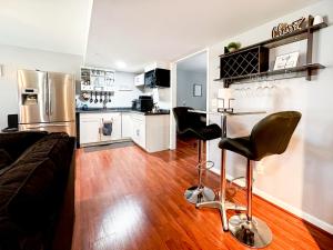 uma sala de estar com um sofá e uma cozinha em Cute 2-BRM Walkout apt with pool table and theater em Lexington