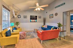 uma sala de estar com sofás e uma ventoinha de tecto em Cozy Family-Friendly Home Near Historic District! em Savannah