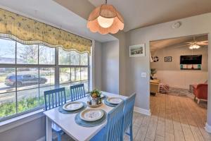 uma sala de jantar com mesa e cadeiras e uma grande janela em Cozy Family-Friendly Home Near Historic District! em Savannah