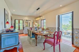 - une salle à manger avec une table et des chaises dans l'établissement Villa Casal Assis, à Setúbal