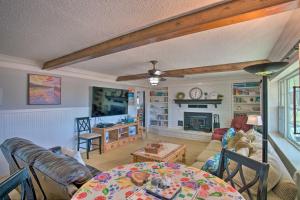 een woonkamer met een tafel en een bank bij Spacious Lake Texoma Retreat with Updated Interior! in Kingston