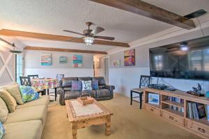 een woonkamer met een bank en een tv bij Spacious Lake Texoma Retreat with Updated Interior! in Kingston