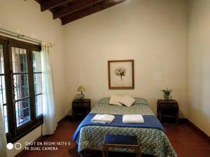 1 dormitorio con 1 cama con 2 toallas en Casa Del Molino, Casa de Campo, Cañuelas en Cañuelas