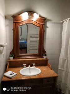 y baño con lavabo y espejo. en Casa Del Molino, Casa de Campo, Cañuelas en Cañuelas