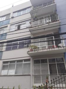 un edificio alto y blanco con balcones y plantas. en Apartamento na Graça proximo a Barra e Hospitais, en Salvador