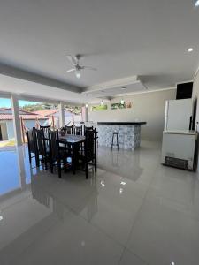 a kitchen and dining room with a table and chairs at CASA DE FÉRIAS in Barra do Garças