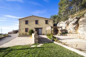 una casa al lado de una montaña en Catalunya Casas Sublime seclusion in Catalonia wine Region! en Juncosa