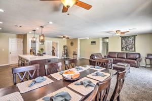 Il comprend une cuisine et un salon avec une table et des chaises. dans l'établissement Lake Havasu Home with Private Pool by London Bridge!, à Lake Havasu City