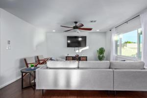 a living room with a couch and a ceiling fan at Manhatton Tempe home in Tempe